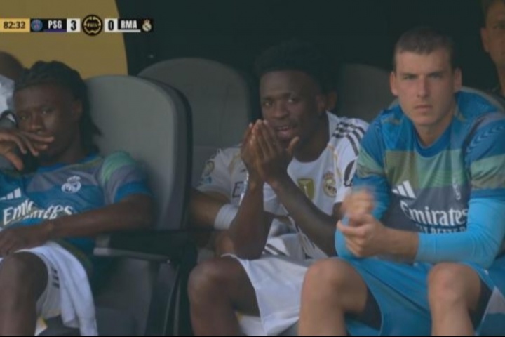 0-3落后還偷笑??皇馬球迷怒噴維尼修斯：他的職業(yè)道德去哪了？