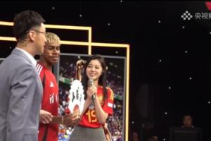 亞馬爾做客天下足球收到折扇禮物，女球迷教亞馬爾用中文念小孩哥