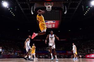 這照片帥！布朗尼空接反身扣籃 可惜脫手了