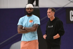 NBA高管：到現(xiàn)在湖人也沒宣布過詹姆斯執(zhí)行了選項(xiàng) 這非常奇怪??