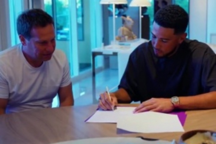 2年1.45億！布克續(xù)約NBA最高年薪合同 老板伊什比亞在旁笑得勉強~