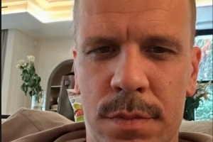 真剃光了還是整活??什琴斯尼社媒曬光頭：媳婦也不喜歡黑發(fā)