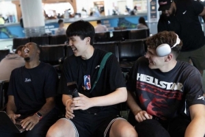 ??聊啥呢？楊瀚森和克林根同行 兩人都笑開了花