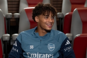 官方：17歲馬塞爾-華盛頓與阿森納簽訂職業(yè)合同，他是伯特蘭之子