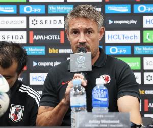 中國(guó)香港主帥談交手國(guó)足：會(huì)找到方法施壓 爭(zhēng)取積極進(jìn)攻并進(jìn)球