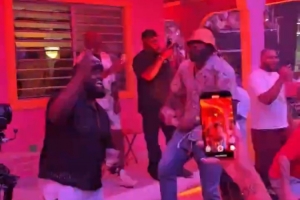 嗨翻全場(chǎng)??觀眾曬出詹姆斯與壞痞兔演唱會(huì)激情熱舞片段????