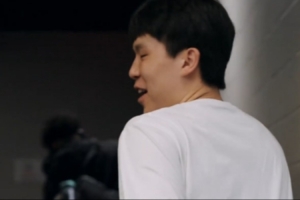 抵達(dá)球館！球迷沖著楊瀚森喊“哥哥好帥”  楊瀚森一臉嫌棄??