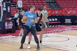 目標明確??斯普利特曾在火箭帶申京 現(xiàn)在被開拓者挖來帶楊瀚森