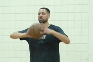 短發(fā)佛祖回歸！美媒發(fā)克萊近期訓(xùn)練賽視頻 招牌三分彈無虛發(fā)