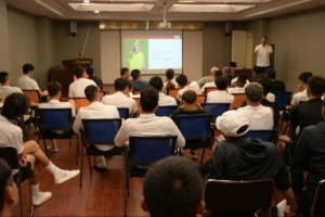 一線隊(duì)順利召開(kāi)足球競(jìng)賽新規(guī)則學(xué)習(xí)研討會(huì)