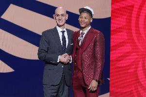 ??沒籃沒串聯(lián)的后衛(wèi)？7號秀費爾斯21中5拿到15分2籃板 0助攻