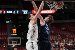 開拓者官推曬楊瀚森單手隔扣照片：把這些做成海報！