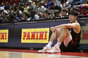 吧友快來(lái)與AI比比誰(shuí)懂球??背靠背戰(zhàn)灰熊！預(yù)測(cè)楊瀚森今日表現(xiàn)！