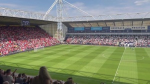 YNWA響徹球場！數(shù)萬人賽前齊唱《你永遠不會獨行》，悼念若塔兄弟