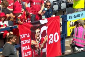 利物浦球迷在看臺拉出橫幅，表示對若塔兄弟的深情悼念