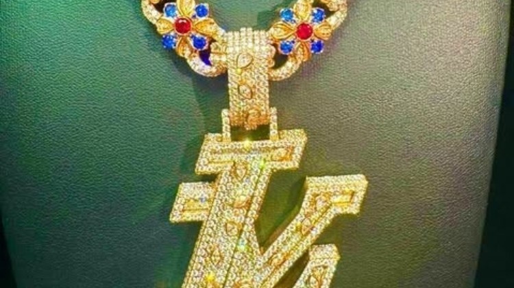 真的壕??亞馬爾獲贈一價值40萬歐的黃金鉆石專屬項鏈，造型為LY