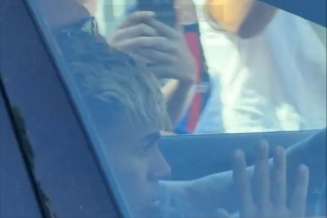 新賽季首訓(xùn)！亞馬爾抵達(dá)巴薩訓(xùn)練場，車外球迷高呼他的名字