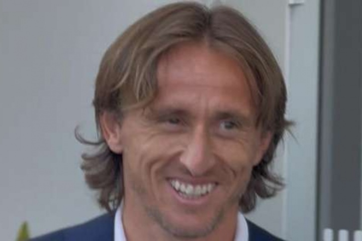 來了老哥！39歲莫德里奇抵達(dá)AC米蘭總部進(jìn)行簽約??笑容滿面