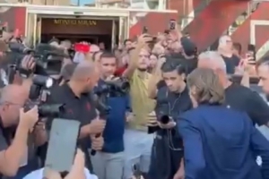 羅馬諾：莫德里奇抵達(dá)AC米蘭，大批球迷前往俱樂部歡迎其到來