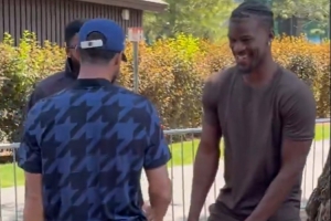 給隊(duì)友加油來了！巴特勒現(xiàn)身塔霍湖高爾夫名人賽為庫(kù)里助威