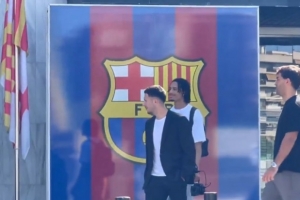 西媒：巴德吉與巴薩簽署合同，將與弗里克的球隊(duì)一起進(jìn)行季前訓(xùn)練