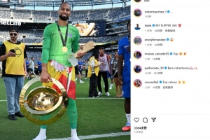 當選賽事最佳門將！羅伯特-桑切斯社媒曬世俱杯冠軍獎杯和金手套