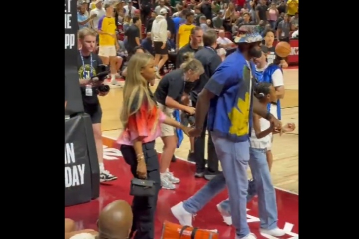 ??又來了又來了！詹姆斯帶著詹嫂和小女兒繼續(xù)來觀戰(zhàn)湖人夏聯(lián)