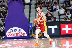 打開(kāi)局面！隊(duì)長(zhǎng)楊力維替補(bǔ)14中5拿11分送8助攻 正負(fù)值+19