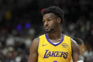 ??不讓打了？布朗尼首節(jié)4分鐘2中2拿到5分 隨后被摁到板凳席...