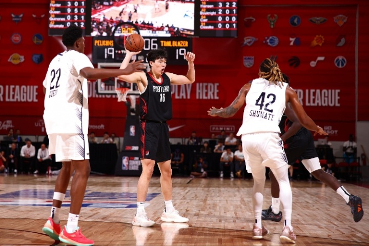 青島隊(duì)記：楊瀚森3場(chǎng)表現(xiàn)都不錯(cuò) 開拓者等于16號(hào)簽選了個(gè)戰(zhàn)術(shù)核心