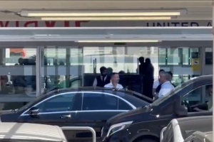 記者：亞馬爾經紀人門德斯抵達巴薩，參加續(xù)約和10號球衣公布儀式