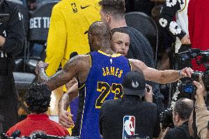 美記：盡管雙方近年聯(lián)系在一起 但勇士追求詹姆斯一事始終沒進(jìn)展