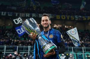 米體：恰爾汗奧盧下周二提前返回國米開始夏訓(xùn)，愿意考慮留在國米