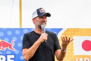 克洛普參加紅牛俱樂部大宮松鼠活動(dòng)，社媒曬照：感謝大家的歡迎