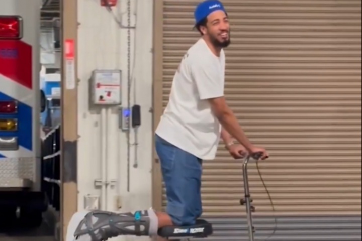 捧捧場子??哈利伯頓腳蹬保護(hù)靴 身乘四輪小推車觀看WNBA全明星