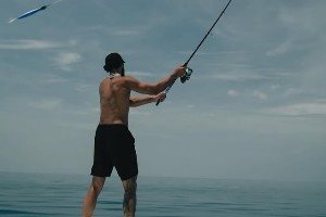 專業(yè)拍攝團(tuán)隊(duì)再現(xiàn)??西蒙斯曬出8連拍高清釣魚照??