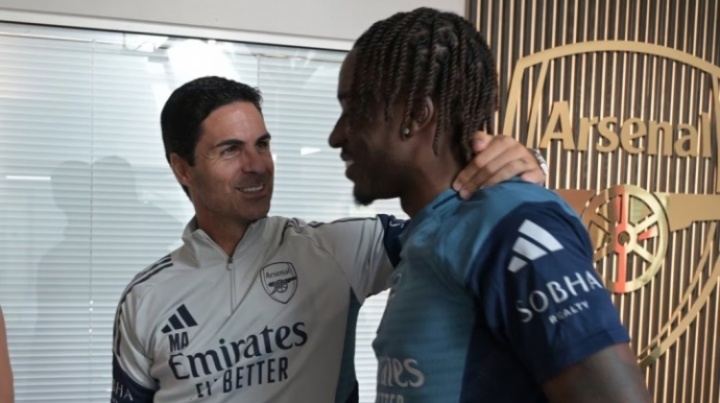 聊了些啥??阿爾特塔攬著新援馬杜埃凱，這愛不釋手的表情藏不住