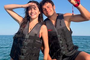 甜??陽光+大海+沙灘+狗狗，若奧-內(nèi)維斯和女友一同享受假期