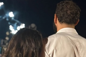 雙冠在手佳人在側(cè)！37歲本澤馬與影星女友看煙花，沙特養(yǎng)老度蜜月