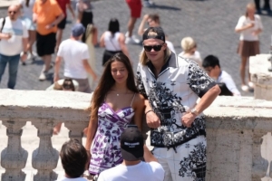 太陽報：哈蘭德與女友伊莎貝爾在羅馬度假，并與一些路人合影留念