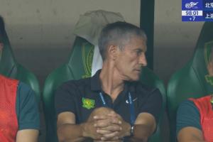 最后時(shí)刻再丟一球！塞蒂恩替補(bǔ)席雙手抱膝，與助教交流