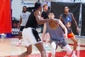 能里能外！美媒曬莫布里近期訓(xùn)練視頻 郭昊文也在&多次防守對位