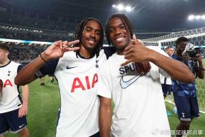 長(zhǎng)太像了??斯賓塞社媒分享視頻，小球迷要簽名卻將其認(rèn)成烏多吉