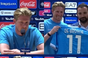 那不勒斯新11號！德布勞內(nèi)與體育總監(jiān)手持球衣亮相球員發(fā)布會