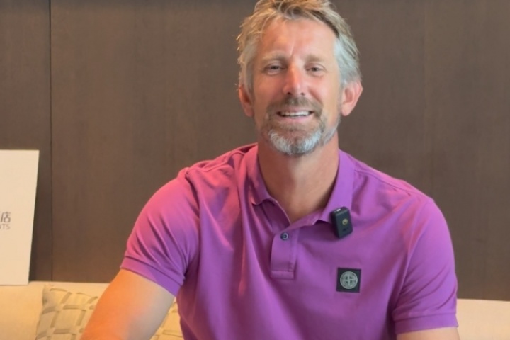 門神！范德薩給吧友們打招呼啦??：吧友們，大家好！我是范德薩