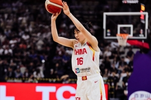 中國(guó)女籃上半場(chǎng)三分10中7 羅欣棫5中3&楊力維2中2 韓國(guó)女籃10中1