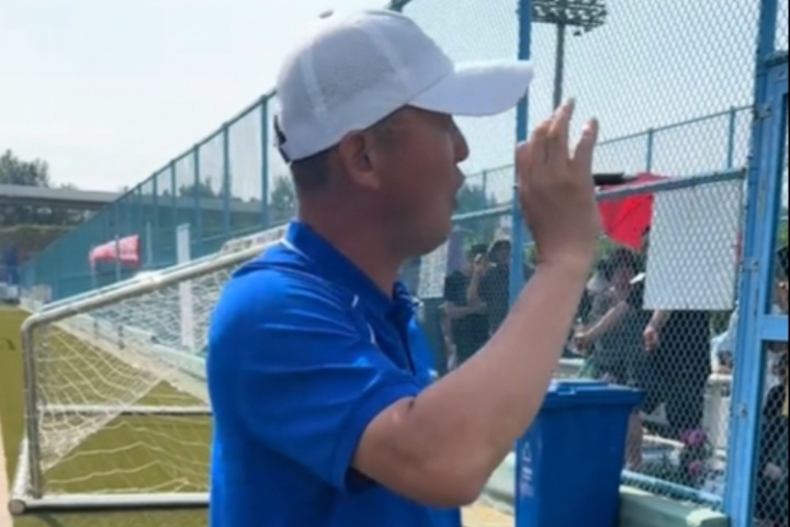 小孩子領(lǐng)背心沒說謝謝，孫繼海：先做好人然后才是踢球，我想堅持