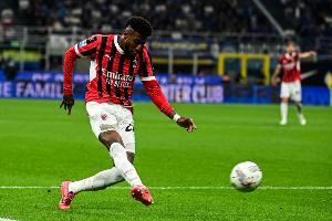 記者：米蘭右后衛(wèi)埃默森曾自薦想回歸貝蒂斯，但他發(fā)現(xiàn)沒可能實現(xiàn)