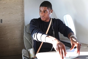 即將租借巴薩??拉什福德乘機(jī)飛往巴塞羅那，在飛機(jī)上與人打撲克