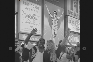 妻子曬同恩德里克日本旅行照：逛任天堂、吃糖葫蘆、學日語發(fā)音